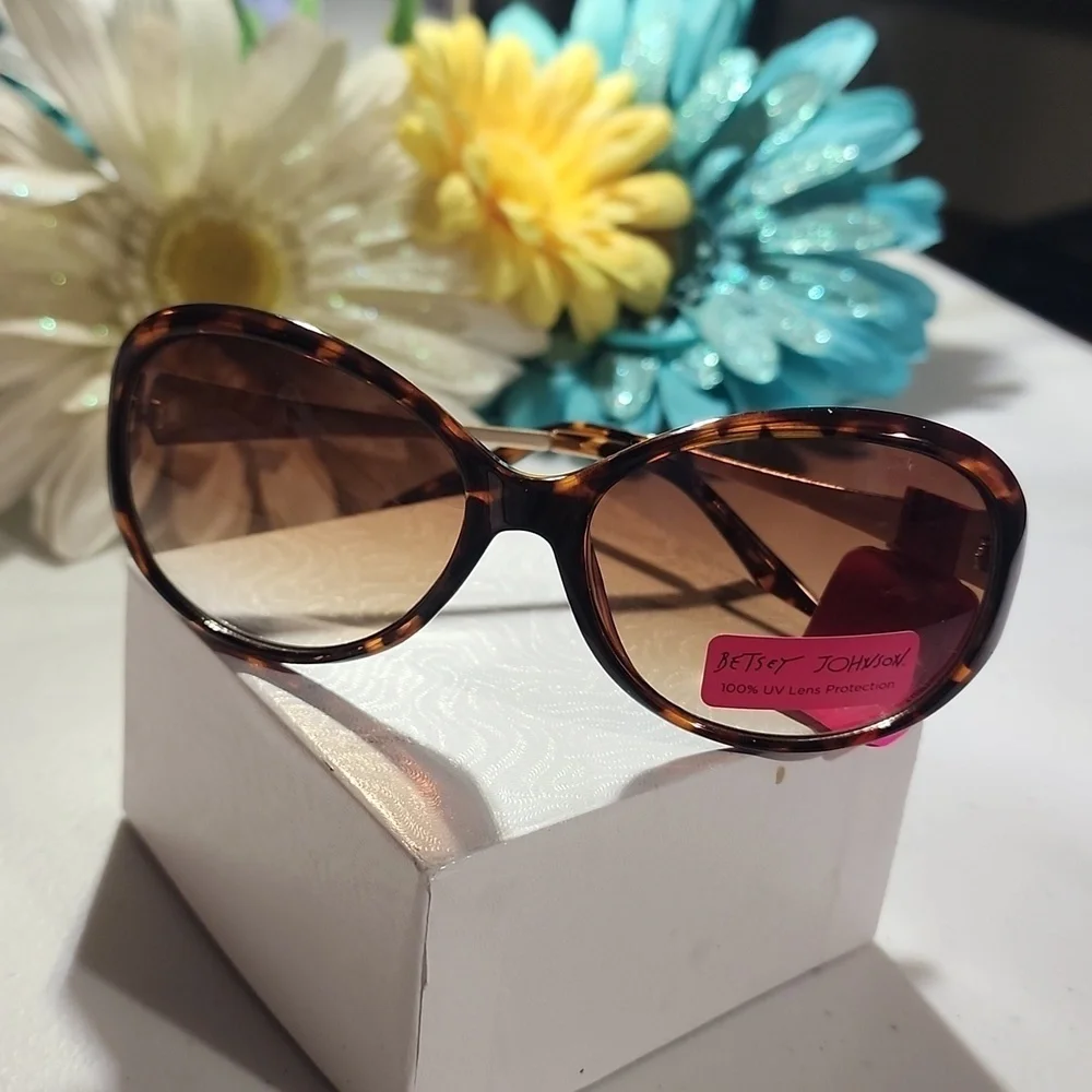 BETSEY JOHNSON SUNGLASSES - Picture 7 of 7